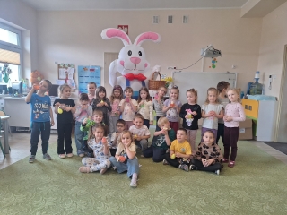Grupa VI z wielkanocnym zajacem.