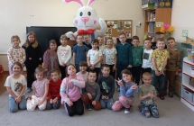 Grupa IX z wielkanocnym zajacem.