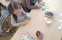 Dzieci maluja puzzle roznorodnosci.