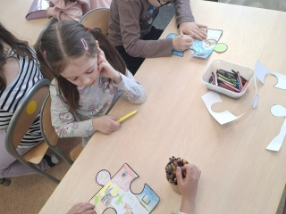 Dzieci maluja puzzle roznorodnosci.