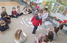 Dzieci omawiaja potrzeby osob w spektrum autyzmu.