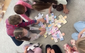 Dzieci ukladaja puzzle.