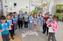 Dzieci otrzymuja dyplomy za udzial w Dniu Swiadomosci Autyzmu.