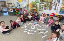 Dzieci ukladaja plansze o roznorodnosci.