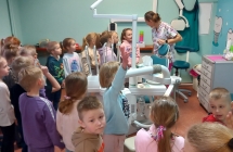 Rozmowa pani stomatolog z dziecmi