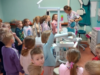 Rozmowa pani stomatolog z dziecmi