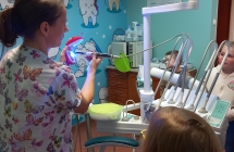 Pani stomatolog pokazuje jak i czym leczy sie zeby