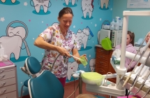 Pani pokazuje narzedzia do oczyszczania zebow