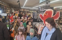 dzieci zegnaja sie z pracwnikami sklepu