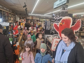 dzieci zegnaja sie z pracwnikami sklepu