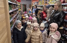 dzieci zwiedzaja sklep