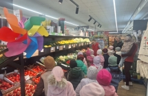 dzieci zwiedzaja sklep (1)