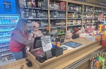 dzieci zapoznaja sie z kasa fiskalna