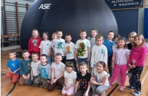 Dzieci z gr. IX przed namiotem kina sferycznego.