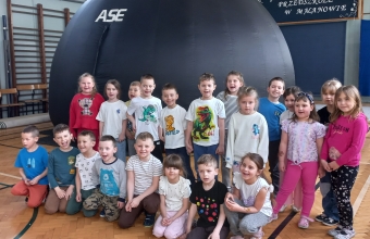 Dzieci z gr. IX przed namiotem kina sferycznego.