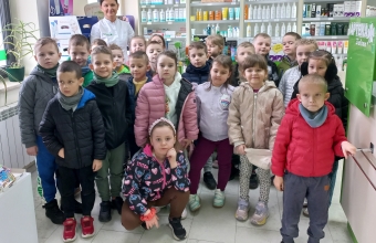 Zdjecie grupowe w aptece.