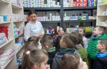 Szesciolatki z gr. IX zwiedzaja magazyn apteczny.