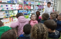 Pani farmaceutka odpowiada na pytania przedszkolakow.