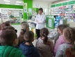 Pani farmaceutka wita dzieci z gr. IX w aptece.