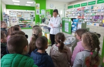 Pani farmaceutka wita dzieci z gr. IX w aptece.