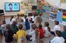 Dzieci z gr. IX ogladaja film edukacyjny o zdrowiu.