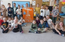 Dzieci z grupy IX z wykonana samodzielnie piramida zdrowego zywienia.