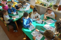 Dzieci z gr. IX uzupelniaja karty pracy.