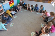 Dzieci z gr. IX podczas ogladania broszur o tematyce zdrowotnej.