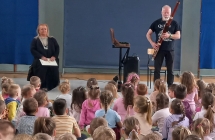 Muzyk gra na fagocie.