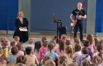 Muzyk gra na fagocie.