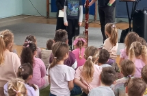 Muzyk demostruje dlugosc fagotu.