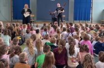 Muzycy witaja przedszkolaki.