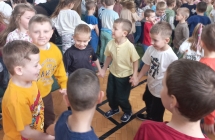 Dzieci tancza rytmicznie podczas audycji muzycznej.