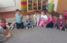 Chlopiec wykonuje resustytacje na fantomie.