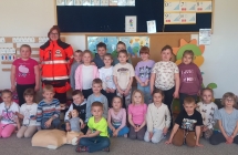 Zdjecie grupowe z pania ratownik