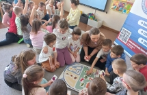 Dzieci z gr. IX kompnuja zdrowe posilki.