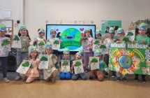 Wiewioreczki prezentuja wykonane przez siebie prace plastyczne oraz otrzymane medale za udzial w zajeciach z okazji Dnia Ziemi.