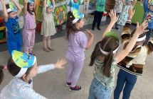 Dzieci z grupy Wiewioreczki podczas zabawy ruchowej.