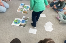 Chlopiec z grupy Wiewioreczki podczas dydaktycznej zabawy dywanowej.