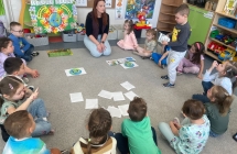 Dzieci z grupy Wiewioreczki podczas zabawy dydaktycznej siedza na dywanie i poznaja sposoby dbania o przyrode.