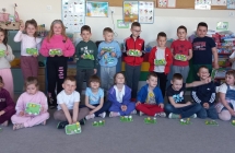 Dzieci z gr. IX w praca plastyczna kwiaty.