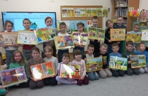 Dzieci z gr. IX z tablicami ekologicznymi.