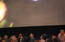 Dzieci z grup Niedzwiadki i Wiewiorki w kapsule kina sferycznego ogladaja film edukacyjny