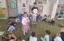 dzieci poznaja ruch obiegowy Ziemi