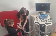 Dzieci ogladaja aparat USG