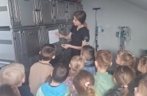 dzieci ogladaja klatki dla zwierzat