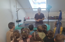 Dzieci ogladaja gabinet pielegnacji zwierzat