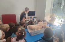 Dzieci ogladaja aparat USG (1)