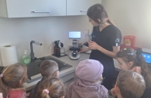 Dzieci ogladaja siersc psa   pod mikroskopem