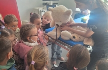 Dzieci poznaja stetoskop